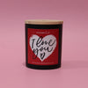 bougie

8 oz

candle

arômes

fragrance

chandelle

parfum envoûtant

soja

fraicheur

odeur

arôme naturel

parfum doux

parfum frais

floral

agrumes

i love you

je t'aime

St-valentin

cadeau st valentin

valentin day

valentine

ambiance envoutante

amour

dose d'amour

bois fumé

odeur boisé

note de bois

boisé

bois

parfum parfait

