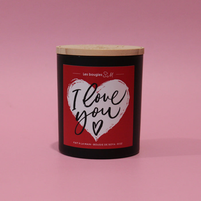 bougie

8 oz

candle

arômes

fragrance

chandelle

parfum envoûtant

soja

fraicheur

odeur

arôme naturel

parfum doux

parfum frais

floral

agrumes

i love you

je t'aime

St-valentin

cadeau st valentin

valentin day

valentine

ambiance envoutante

amour

dose d'amour

bois fumé

odeur boisé

note de bois

boisé

bois

parfum parfait

