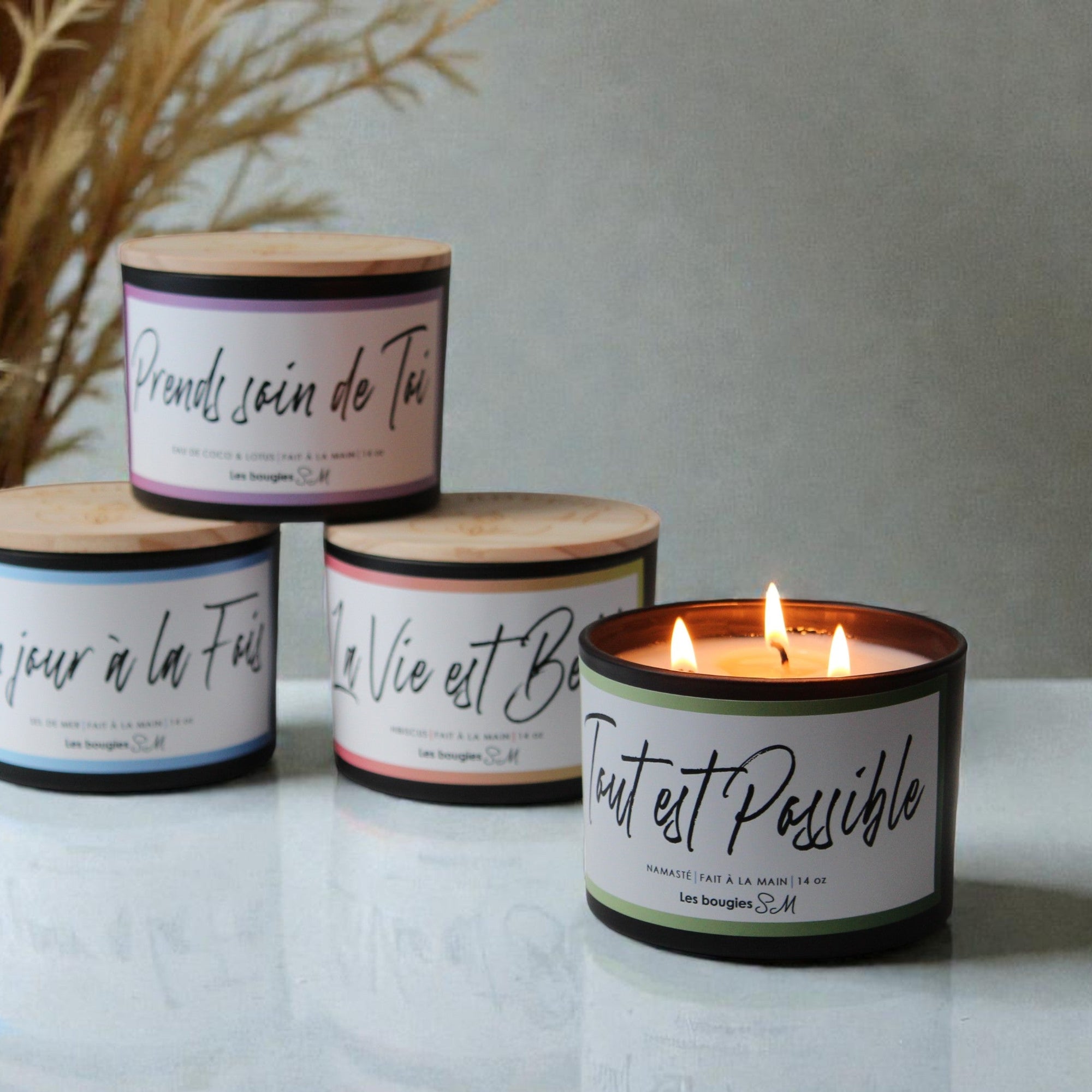 pensée positive , 14 oz , bougies sm , cire de soya , naturelle , vibes , tout est possible , la vie est belle , prends soin de toi , un jour a la fois , odeur , envoutante , fragrance , douceur , bougiessm, namasté , lotus , hibiscus, sel de mer , envoutante, self love, pensées positive , collection