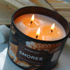 bougie s’mores, bougie gourmande, guimauve grillée, chocolat fondant, biscuit graham, parfum sucré, bougie dessert, bougie artisanale, bougie fait main, bougie cocooning, bougie réconfortante, bougie parfumée, bougie originale, bougie cadeau, bougie québécoise, bougie naturelle, cire de soya, ambiance chaleureuse, bougie nostalgique, bougie unique , 8 oz, 3 mèches , candle , chandelle smores