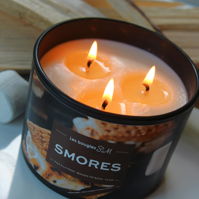 bougie s’mores, bougie gourmande, guimauve grillée, chocolat fondant, biscuit graham, parfum sucré, bougie dessert, bougie artisanale, bougie fait main, bougie cocooning, bougie réconfortante, bougie parfumée, bougie originale, bougie cadeau, bougie québécoise, bougie naturelle, cire de soya, ambiance chaleureuse, bougie nostalgique, bougie unique , 8 oz, 3 mèches , candle , chandelle smores