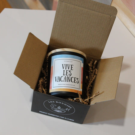 vive les vacances , bougie , 8 oz , odeur festive , vacance , vacation , summer vibes , estivale , bougie de soya , entreprise québécoise , bonheur , fragrance , parfums , ensoleillé , cadeau , gâter , envoutant , candle , chandelle